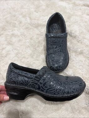 b.o.c. Women's dark blue Paisley Floral Patterned Slip-On Clogs Size 9